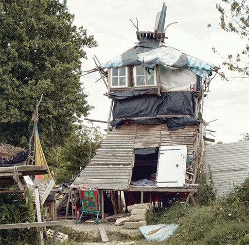 One of the many structures that have been built on roads crossing through Notre Dame des Landes by the ZAD. This one serves as a lookout tower in preparation of evictions by police (Credit: Wikimedia Commons, Bstroot56)